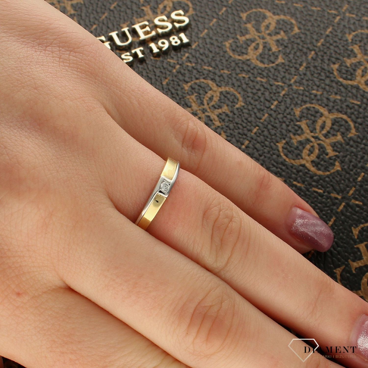 Pierścionek złoty DIAMENT białe i żółte złoto, diament.  Złoto i brylanty to wyjątkowe połączenie, które kobiety wprost uwielbiają. Pierścionek ofiarowany ukochanej kobiecie stanie 1.jpg